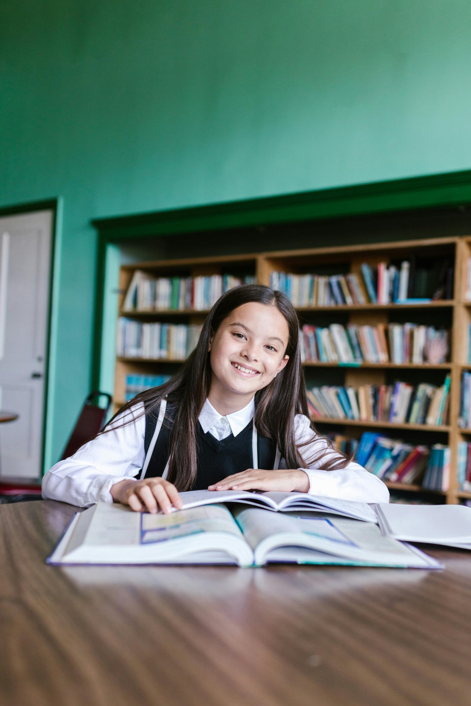 niña estudiando para academia de idiomas